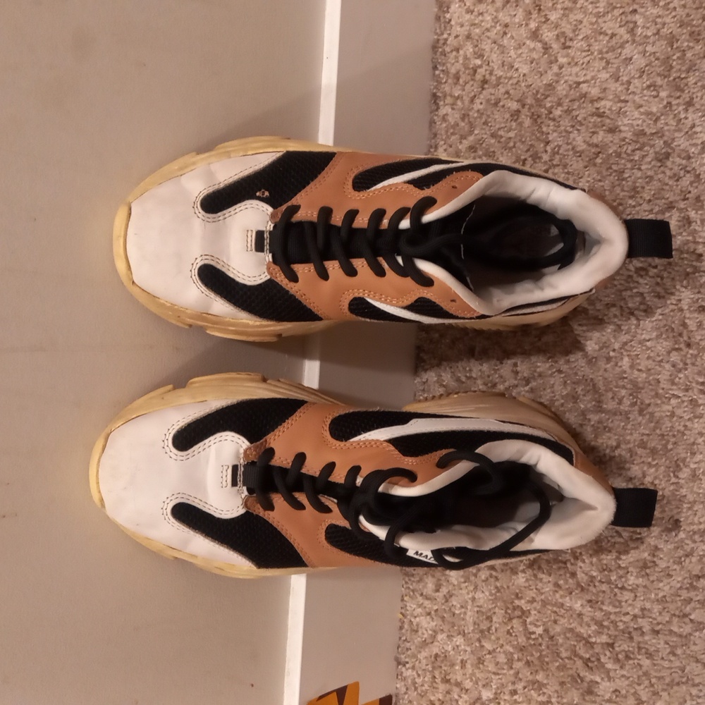 Stylish Sneakers in Black, White, and Tan